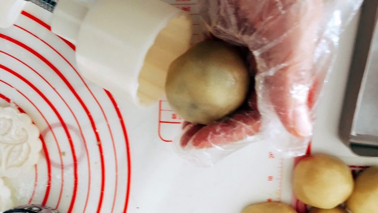金华火腿伍仁月（木糖醇版）,把饼胚抹了面粉的那一面扣进模具里
可以适当的把饼胚揉成圆柱形，这样更容易放进去