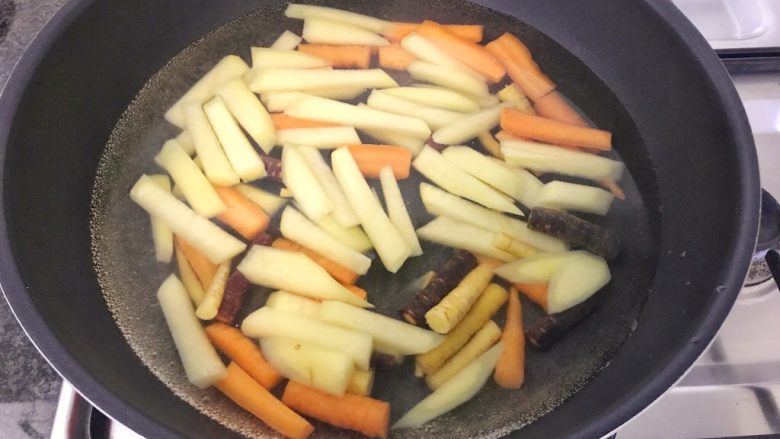 无肉不欢+红酒煨小红肠,将土豆和胡萝卜掉一下水，土豆微微变透明，就可以捞出沥干水分，