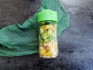 秋季健康饮～黄瓜雪梨汁,将黄瓜和雪梨块放入料理机中