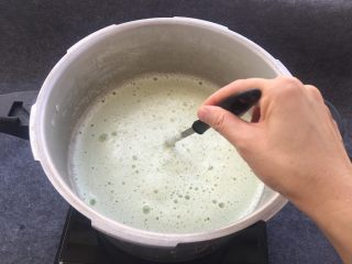 天然无添加～盐卤豆花,在煮豆浆过程中，用小勺不断搅拌锅底，以免豆浆糊锅底！