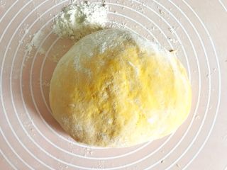金灿灿的黄金南瓜豆沙馒头,发酵后的面团，倒到案板上，开始揉面团吧，防止粘手需要加入干面粉，这就是戗面，材料中明确列出了戗面所用的干面粉重量，仅供参考
