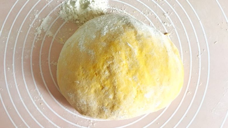 金灿灿的黄金南瓜豆沙馒头,发酵后的面团，倒到案板上，开始揉面团吧，防止粘手需要加入干面粉，这就是戗面，材料中明确列出了戗面所用的干面粉重量，仅供参考