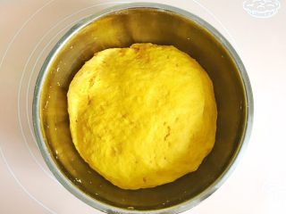 金灿灿的黄金南瓜豆沙馒头,面团发酵至原来的两倍大，内部呈蜂窝状就是发酵到位
简单的判别方法，可以用手指按压面团，按压的洞洞，不回弹就是发酵到位了