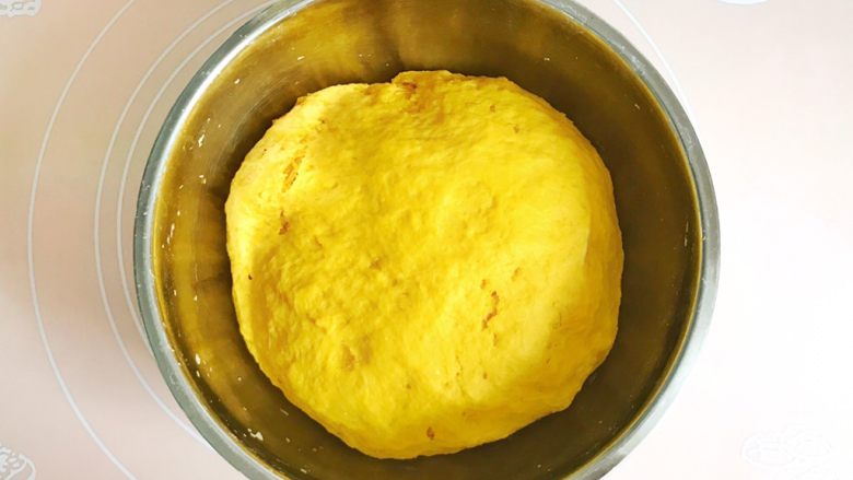 金灿灿的黄金南瓜豆沙馒头,面团发酵至原来的两倍大，内部呈蜂窝状就是发酵到位
简单的判别方法，可以用手指按压面团，按压的洞洞，不回弹就是发酵到位了