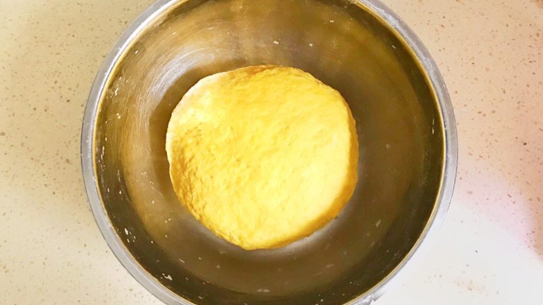 金灿灿的黄金南瓜豆沙馒头,感觉合适后，调成面团，放在温暖湿润处进行发酵
夏天的时候，常温发酵即可
冬天需要放在发酵箱，28度左右进行发酵