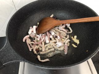 无肉不欢～肉丝炒鲜鱿西兰花,炒至肉丝变色泛白时加入鱿鱼须翻炒