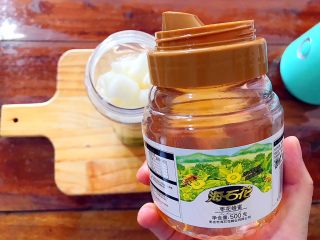 健康饮食之牛油果黄秋葵梨汁
,加入适量蜂蜜！
由于每个人的嗜甜程度不一样，所以芽芽这里只能用适量来表达！