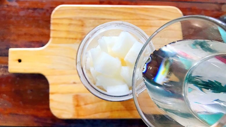 健康饮食之牛油果黄秋葵梨汁
,加入凉开水，水分以没过食材为佳！
如果你想喝稀一点的就再加多一点！
