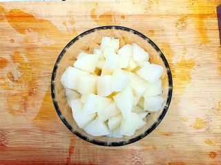 健康饮食之牛油果黄秋葵梨汁
,去芯，如图所示，切成小块，备用！