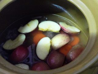 苹果滋养汤,加入姜片、苹果、萝卜，中火煮开