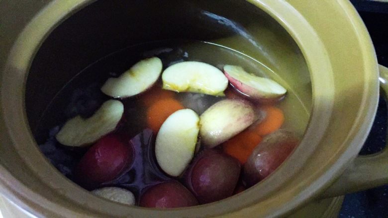 苹果滋养汤,加入姜片、苹果、萝卜，中火煮开