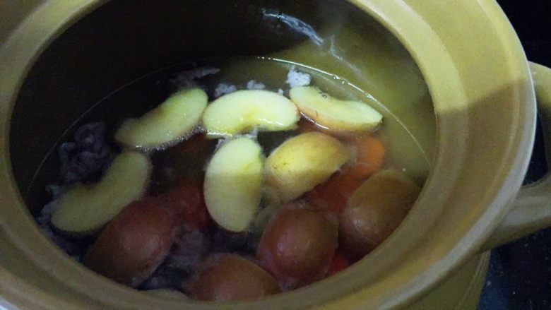 苹果滋养汤,汤滚了转小火，煲40分钟