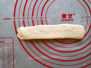  韩国烤馒头,翻面，将末端按薄