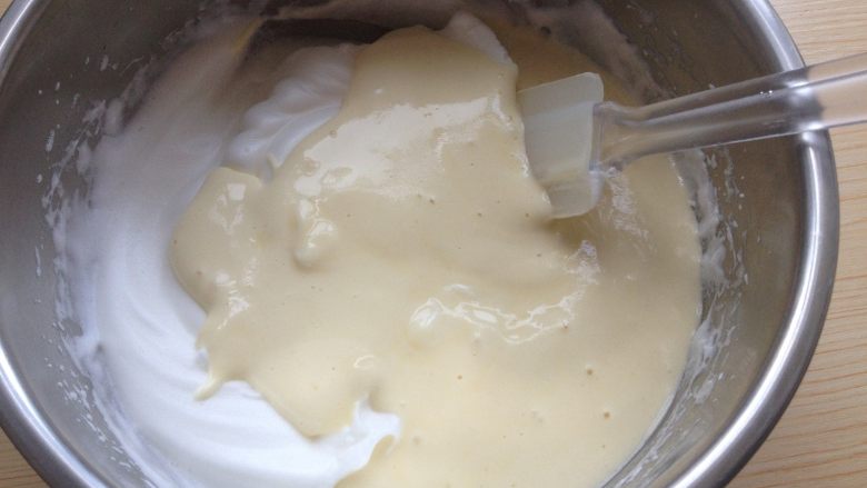 糯米纸杯蛋糕,拌均匀后再倒回剩余的蛋白霜里继续切拌
