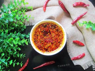 香气扑鼻的辣椒油,超级香的辣椒油就最好了，可以用于凉拌做菜等