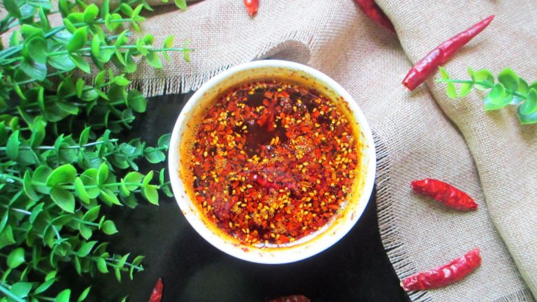 香气扑鼻的辣椒油,超级香的辣椒油就最好了，可以用于凉拌做菜等