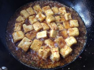 肉末豆腐,水开后下入豆腐块，用锅铲轻推几下，盖上盖子小火煮制