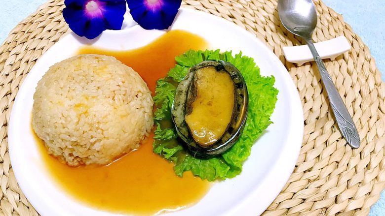 鲍鱼捞饭,调好的汤汁均匀的淋在米饭和鲍鱼上即可享用美味喽