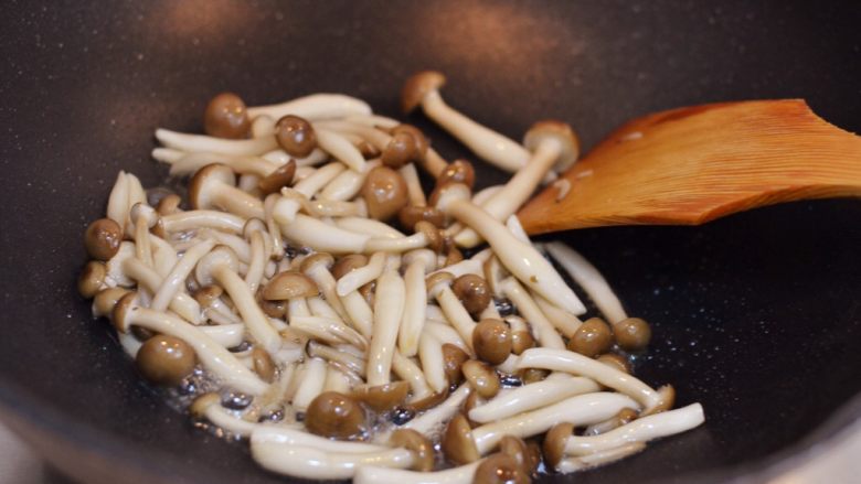 蟹味菇滑蛋,锅中油烧热，放入蟹味菇和少许盐，炒到刚开始变软出水。