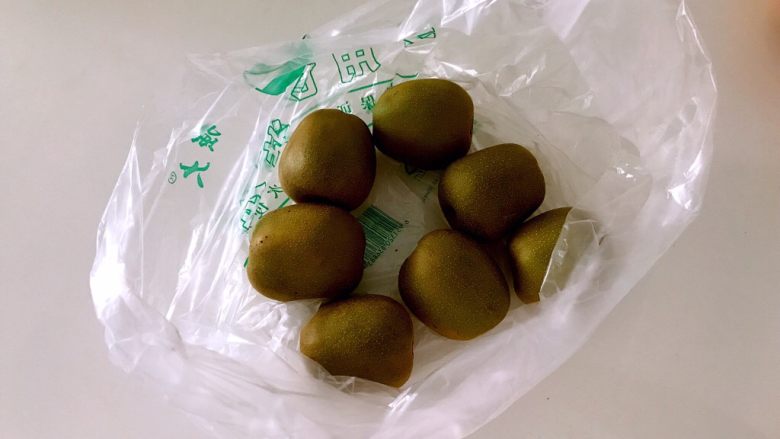 猕猴桃快速变软变熟的方法,装入食品袋。
