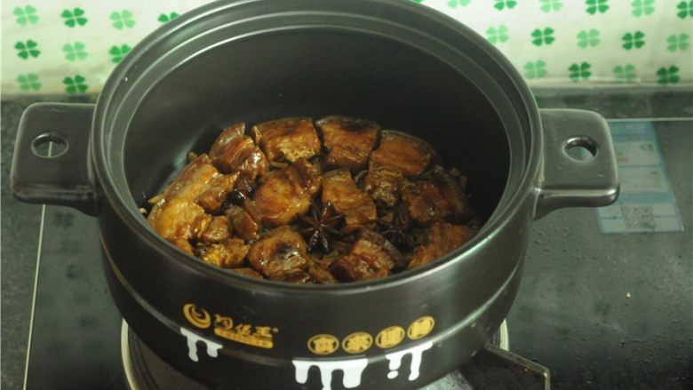 干豆角红烧肉,干豆角切断，铺在砂锅里，将红烧肉块整齐地码在干豆角上面