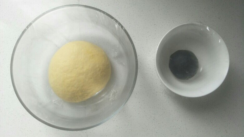 丑小鸭小面包,分别放在干净的容器中盖上保鲜膜进行一次发酵
