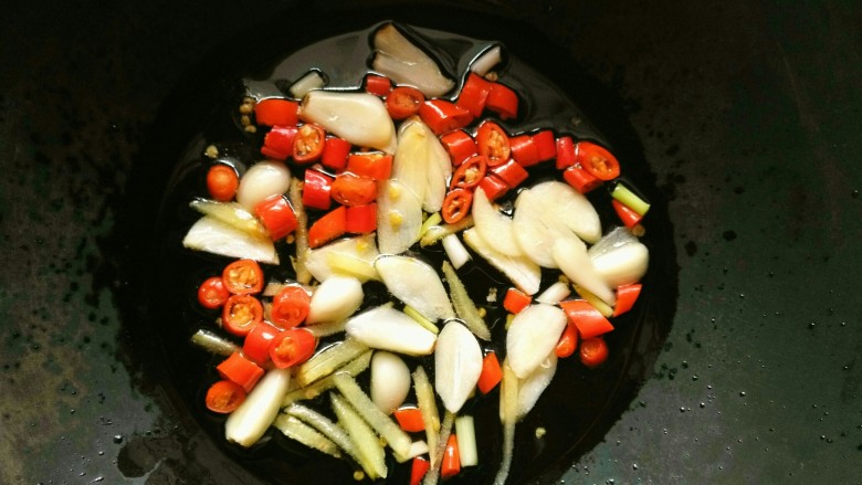 香辣猪蹄,锅中放油，下葱姜蒜、小米椒爆香。