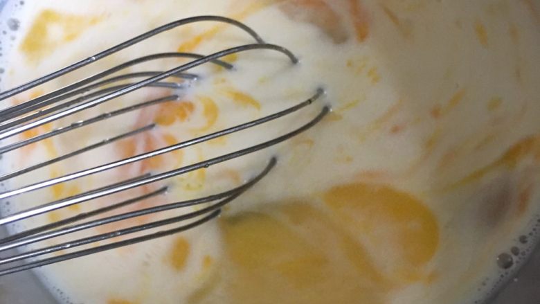 全蛋版榴莲蛋挞,用手动打蛋器搅打均匀。
