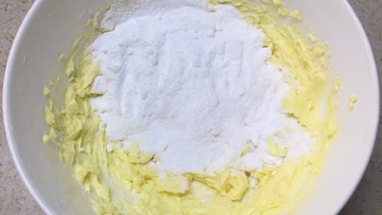 柠檬百香果磅蛋糕,黄油稍微打发，加入糖粉。