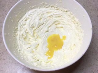 柠檬百香果磅蛋糕,分四次加入全蛋液，每一次加入蛋液打至吸收后再加入蛋液。
