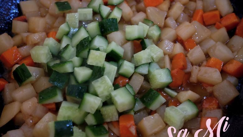 素三丁,下入黄瓜丁和少许盐，持续翻炒1分钟左右，看锅内汤汁收的差不多了就可以关火出锅了