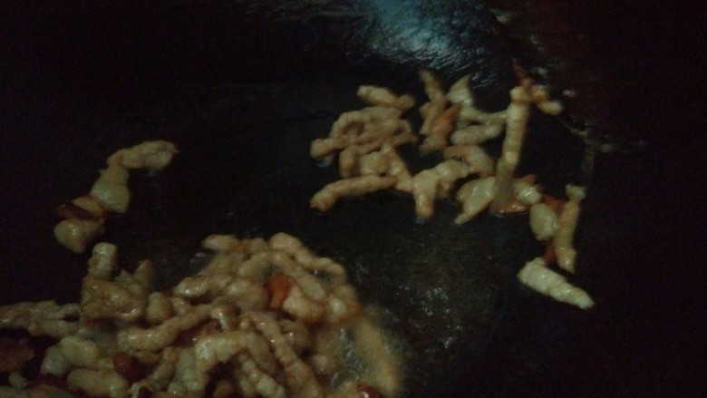 青椒肉丝炒米饭,放入腌好的肉丝，放入油里面开中火炒肉