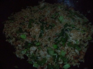 青椒肉丝炒米饭,迅速翻炒米饭，均匀的把米饭出来就好了＾０＾~