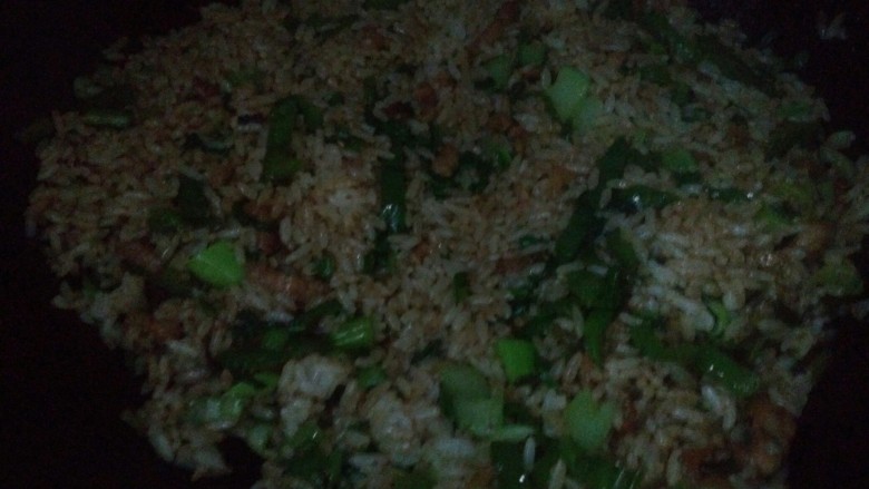 青椒肉丝炒米饭,迅速翻炒米饭，均匀的把米饭出来就好了＾０＾~