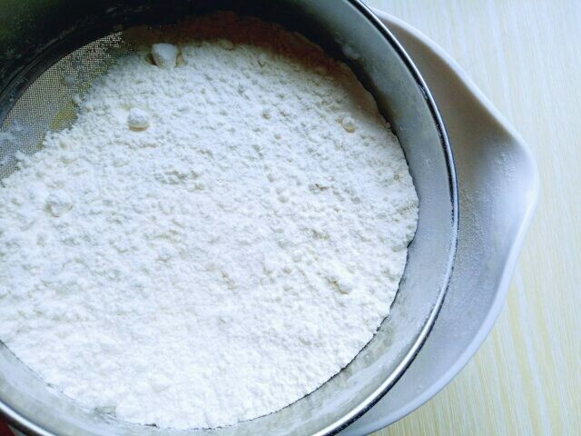 豆沙蛋黄月饼,筛入面粉。(不可省略)