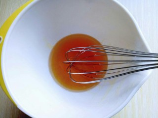 豆沙蛋黄月饼,用手动打蛋器打至均匀。(完全融合)
