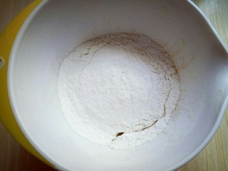 豆沙蛋黄月饼,用硅胶铲翻拌均匀，且无干粉。