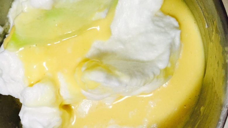 棉花蛋糕,取三分之一蛋白霜到蛋黄糊中混合，用炒菜的手法快速翻拌