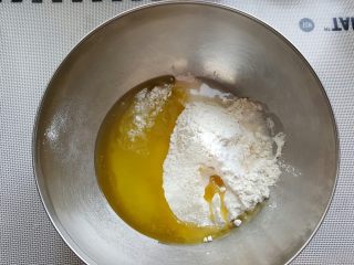芝麻烧饼,1．水油皮的用料，称量准确，放入碗中。