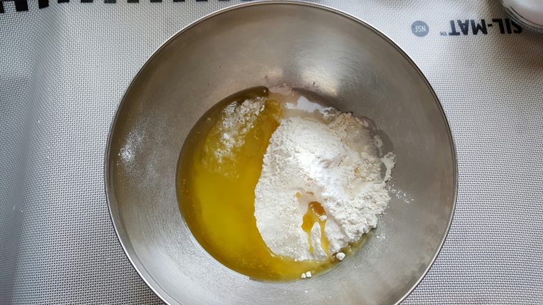 芝麻烧饼,1．水油皮的用料，称量准确，放入碗中。