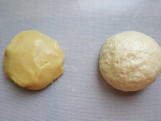 芝麻烧饼,3．将水油皮揉成一个滋润的面团，油酥混合成团。