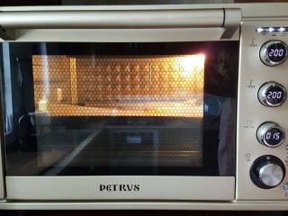 芝麻烧饼,14．烤箱上下火200度，中层烤15分钟。