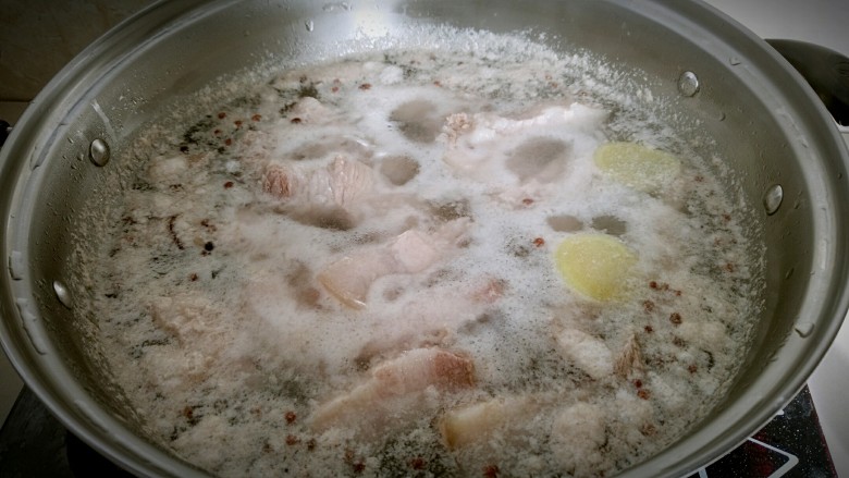 无肉不欢+红烧肉炖土豆,水开后小火煮1分钟，戳水的时候不要盖锅盖。
