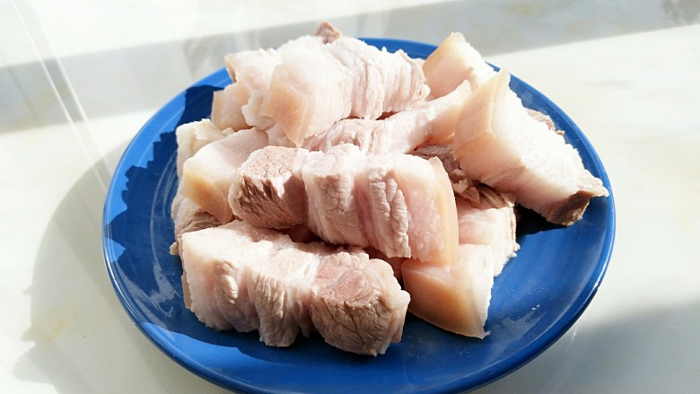 无肉不欢+红烧肉炖土豆,捞出五花肉彻底清洗干净血末，控干水分。