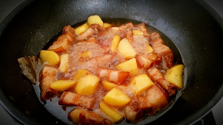 无肉不欢+红烧肉炖土豆,烧至土豆软烂略留汤汁即可断火。