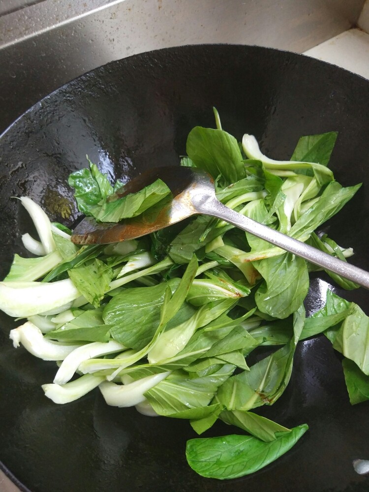 超级简单的油菜鱼丸,锅里倒油 ，油热下油菜翻炒 。