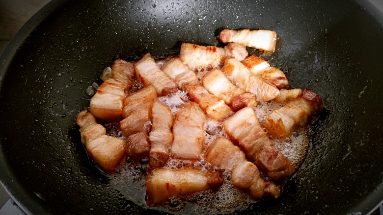 无肉不欢+红烧肉炖土豆,煸炒至五花肉上色，把多余的油脂倒出。