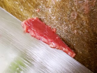 #无肉不欢#凉瓜炒牛肉,菜刀垂直于牛肉纵向纹理，切成薄片。