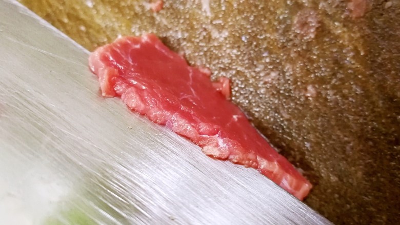 #无肉不欢#凉瓜炒牛肉,菜刀垂直于牛肉纵向纹理，切成薄片。