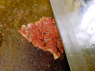 #无肉不欢#凉瓜炒牛肉,用刀身侧面轻轻拍压每一片牛肉，让牛肉组织更加松散。